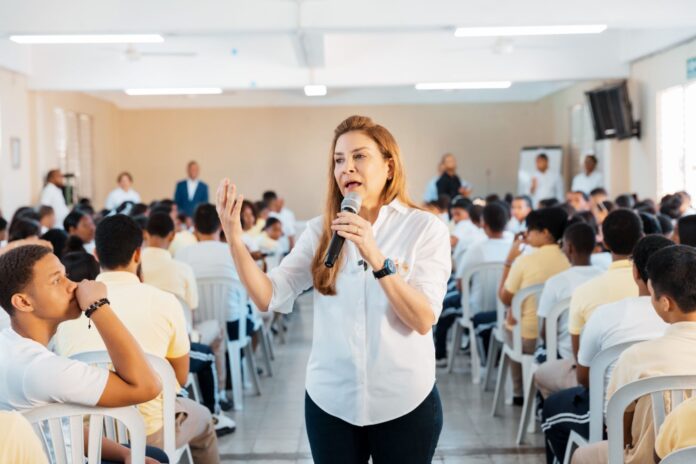 Carolina mejía conversa con estudiantes de capotillo sobre responsabilidad ciudadana