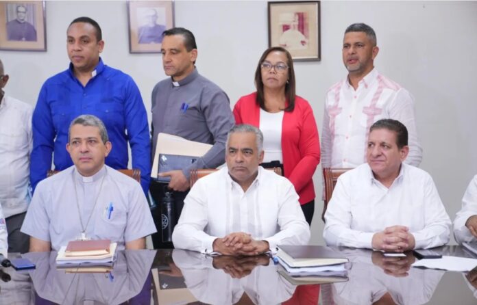 Joel Santos impulsa soluciones al conflicto entre Barrick y reasentados en Cotuí