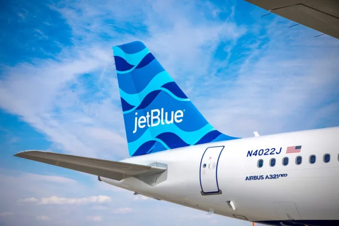 Pasajero de jetblue abre puerta de salida de un avión antes de despegar en el aeropuerto de boston