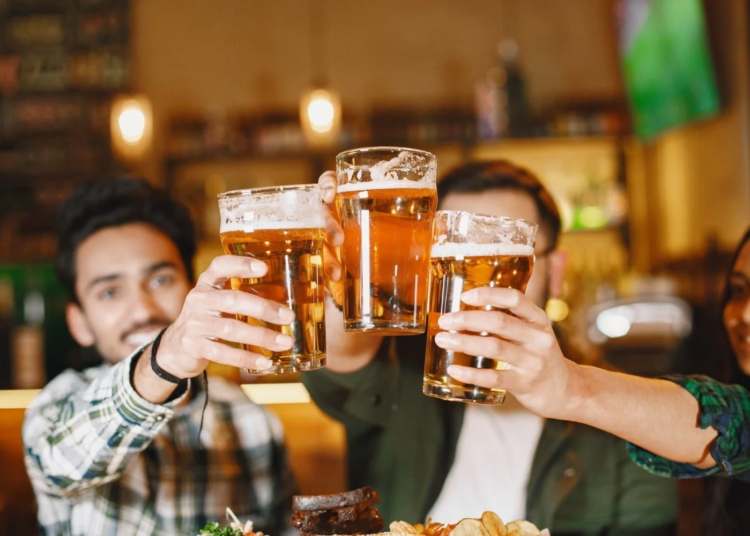 amigos indios pub chicos chicas bar celebracion jarra cerveza.jpg