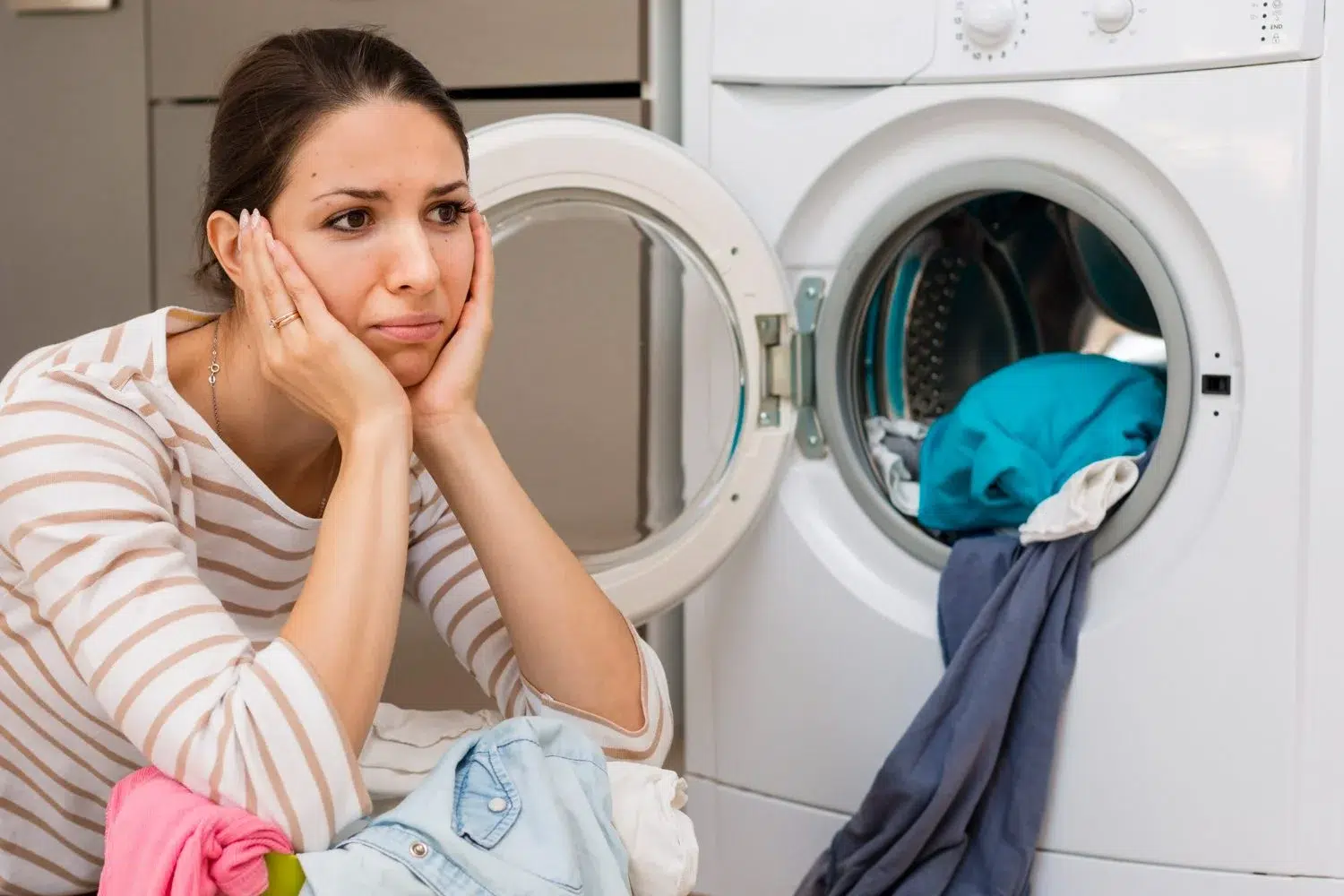 mujer estresada lavando tiro medio 1 1500x1000.jpg