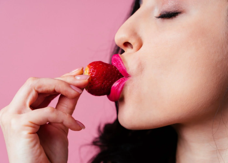 mujer sexy cuerpo sensual haciendo poses eroticas chica guapa ropa interior.jpg