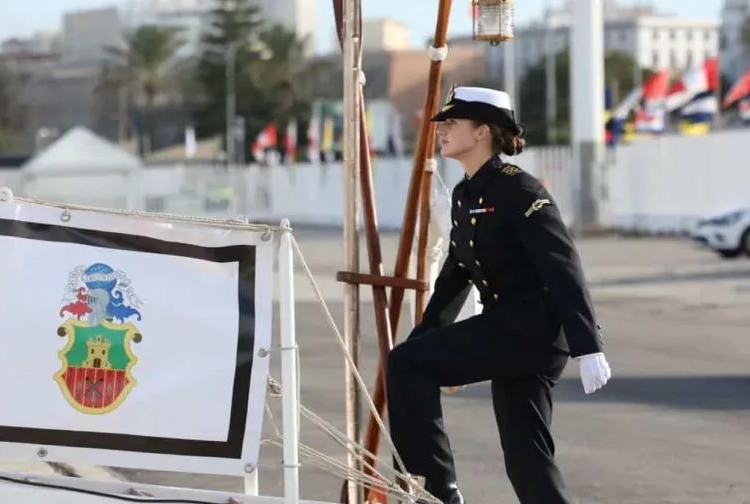 Princesa leonor embarca en el buque escuela en el que llegara a rd focus 0. 22 0. 49 896 504