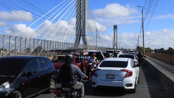 Trabajos de reparación dificultan el tránsito sobre el puente de la 17