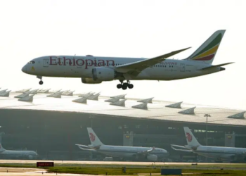 Un avion se prepara para aterrizar