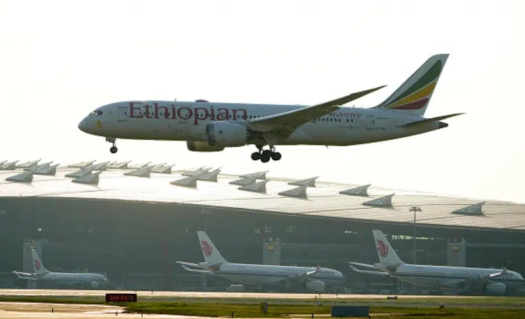 un avion se prepara para aterrizar