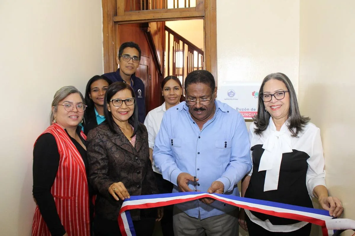 Director del SRSM, doctor Edisson Féliz Féliz, mientras realiza corte de cinta.