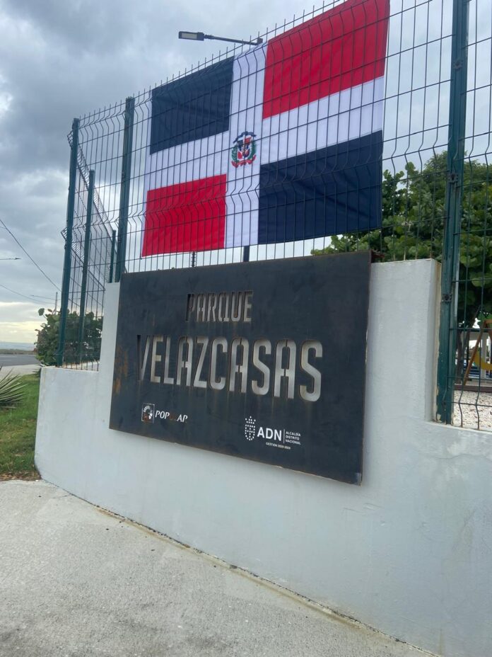 Carolina Mejía engalana parques y plazas con la bandera nacional por el Mes de la Patria