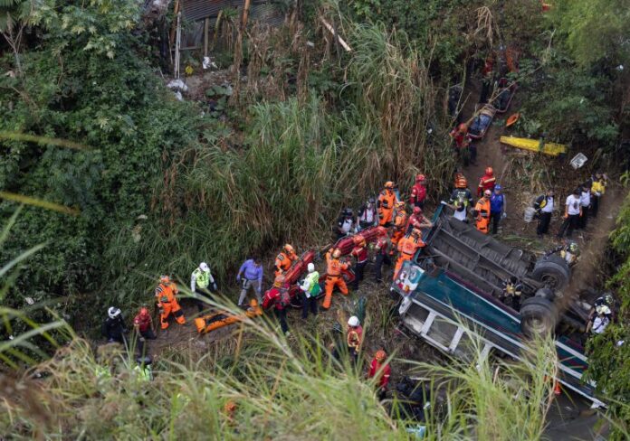 Más de 40 muertos tras caída de bus por un puente en Guatemala