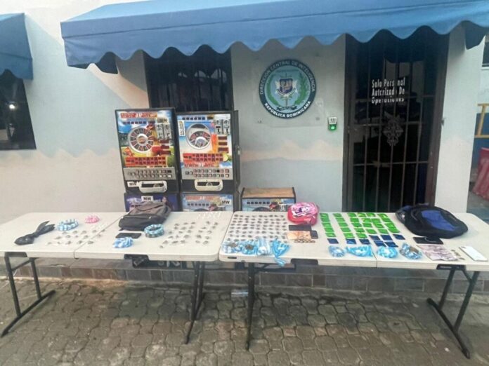 Policía desmantela puntos de drogas y confisca más de 180 porciones en SDE y Boca Chica