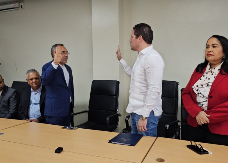 Carlos Bonilla derecha deja juramententado a Elsido Antonio Diaz Bueno en el Instituto de Auxilios