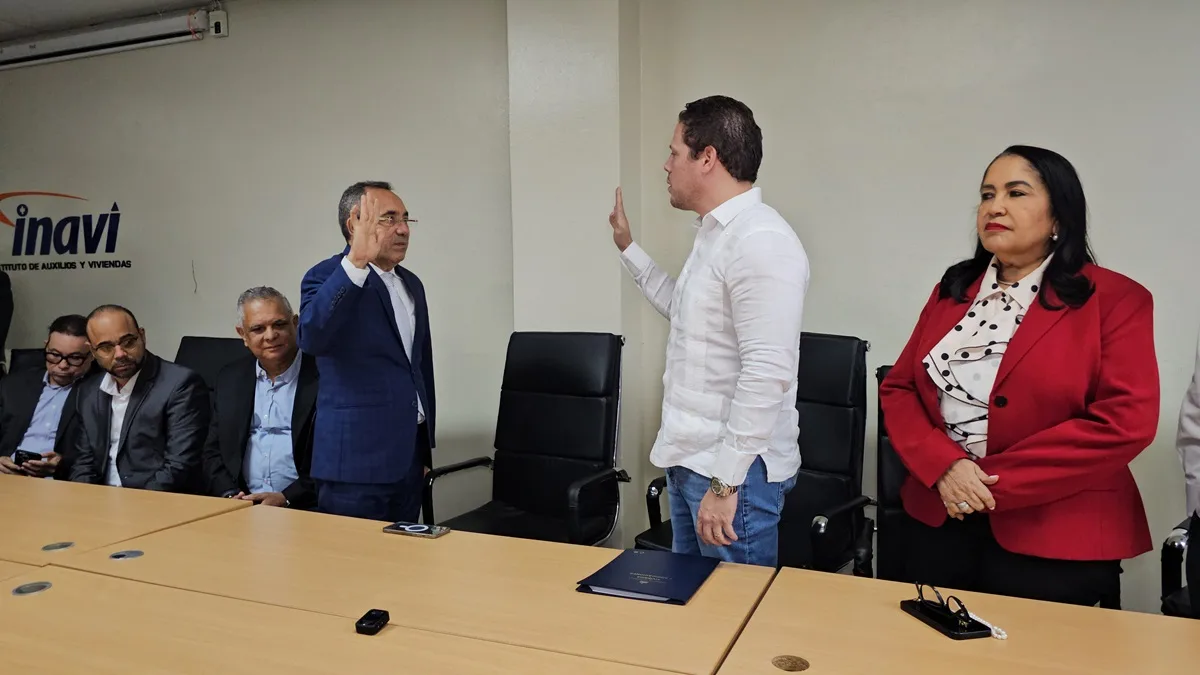 Carlos Bonilla derecha deja juramententado a Elsido Antonio Diaz Bueno en el Instituto de Auxilios