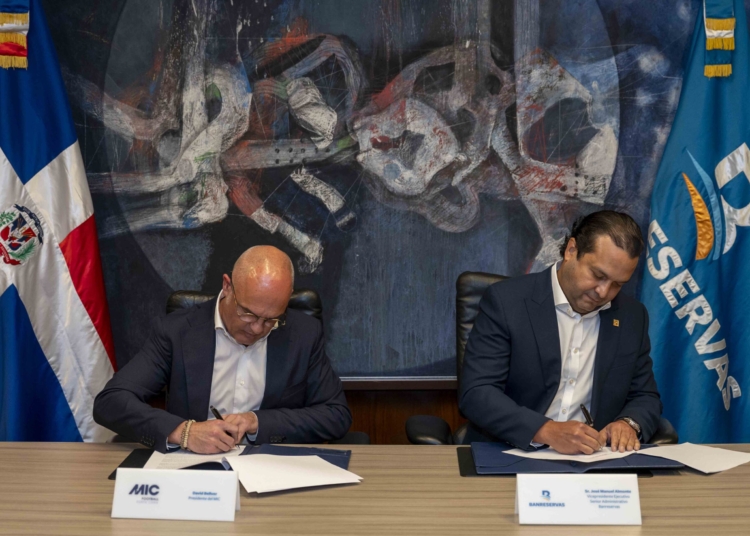 David Bellver y Jose Almonte firma MIC Football Punta Cana scaled
