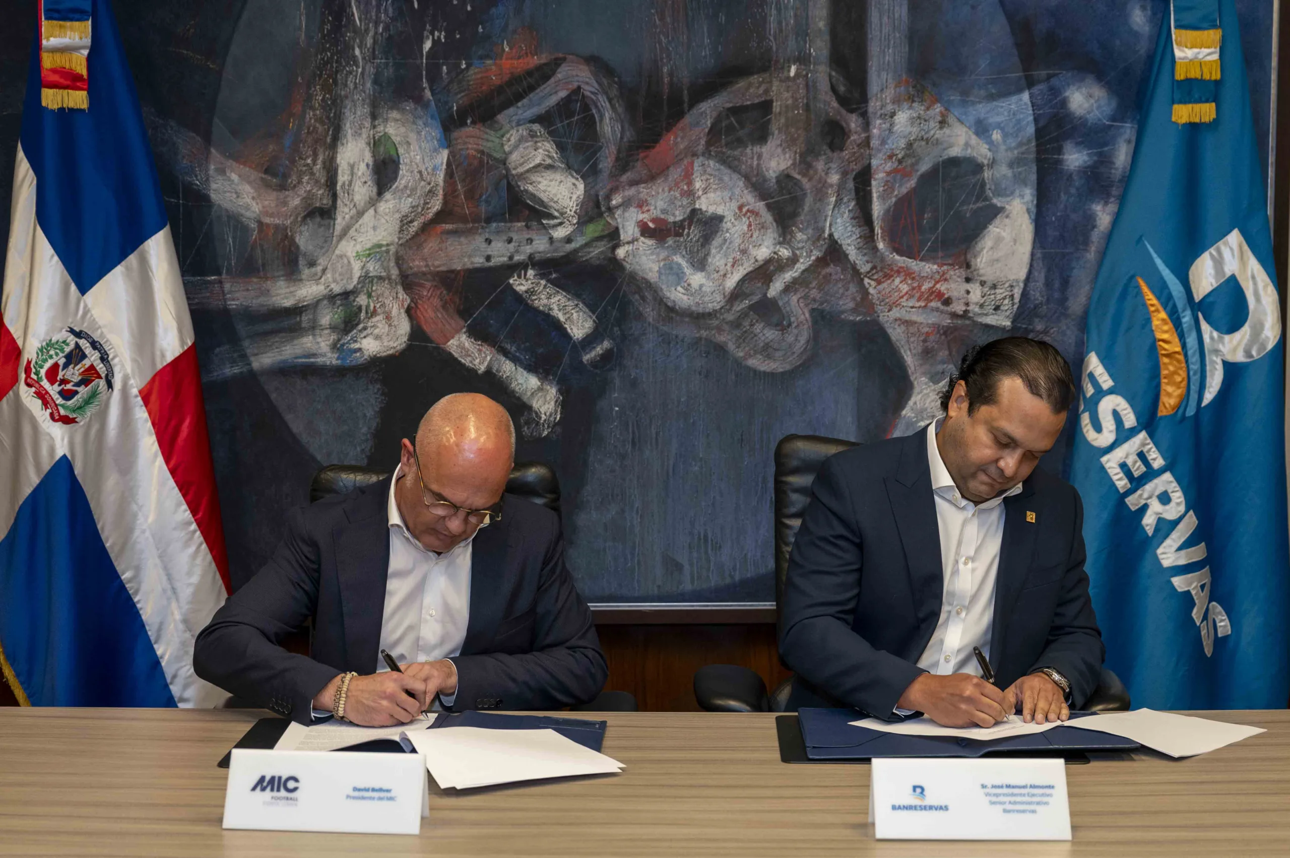 David bellver y jose almonte firma mic football punta cana scaled