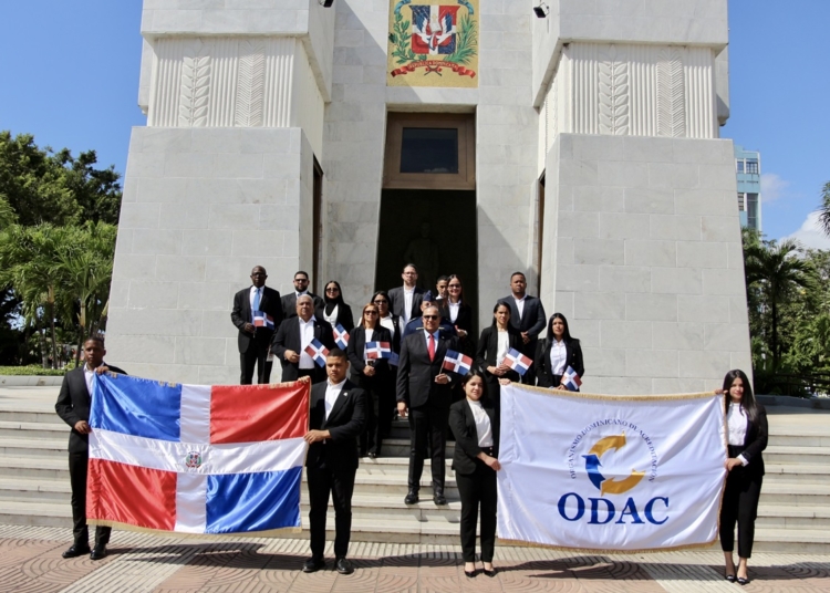 Director ejecutivo del ODAC Angel David Taveras Difo junto a colaboradores de la institucion en el Altar de la Patria.