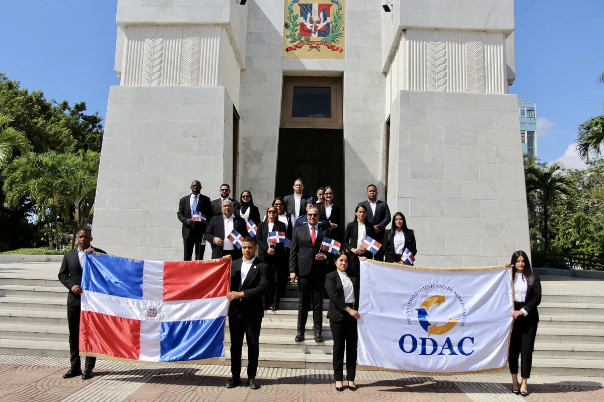 Director ejecutivo del ODAC Angel David Taveras Difo junto a colaboradores de la institucion en el Altar de la Patria.