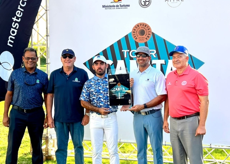 El golfista profesional Juan Jose Guerra premiado por Hiram Silfa Luis Jose Placeres Antonio Ramis y Tomas Mercedes