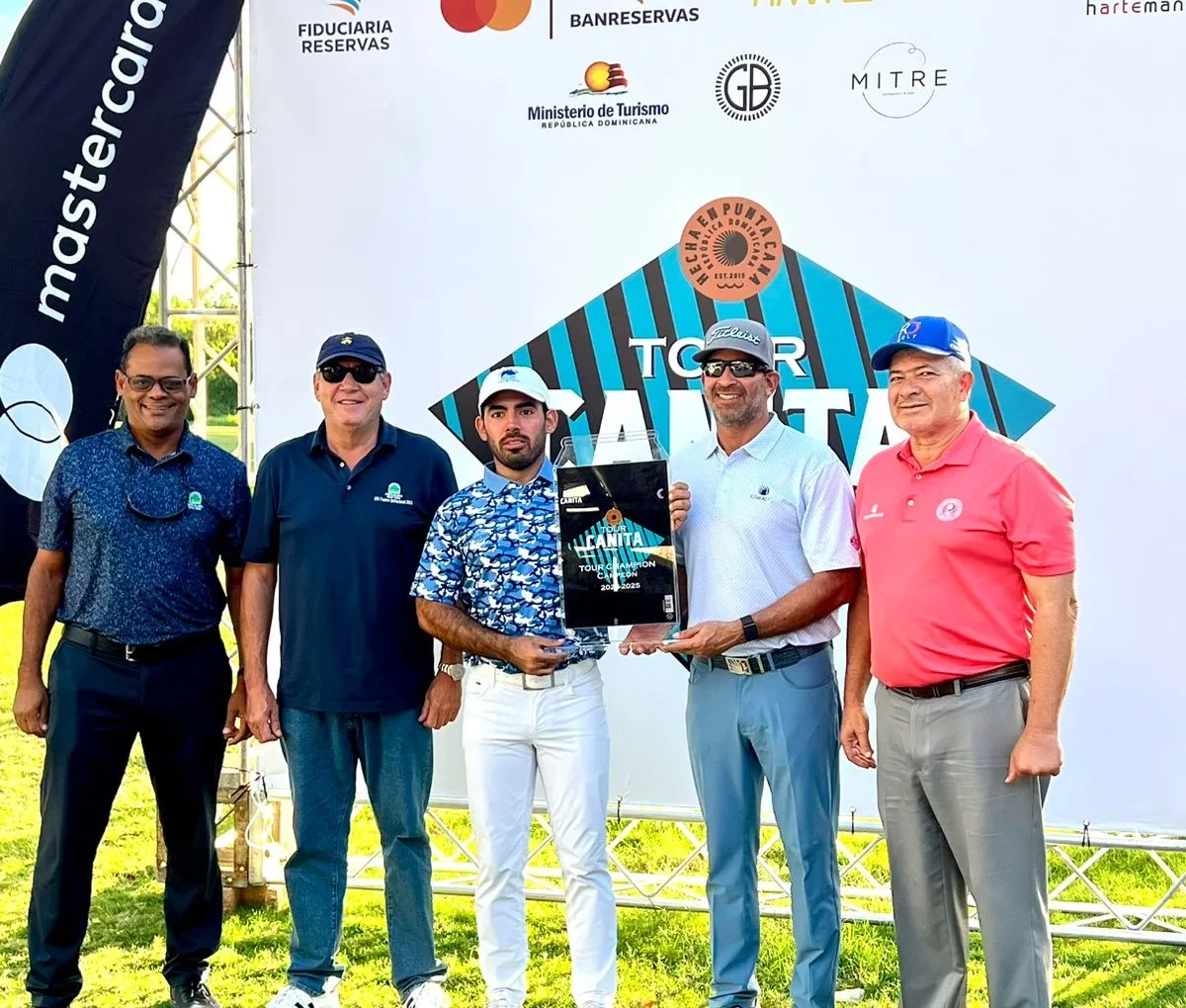 El golfista profesional Juan Jose Guerra premiado por Hiram Silfa Luis Jose Placeres Antonio Ramis y Tomas Mercedes