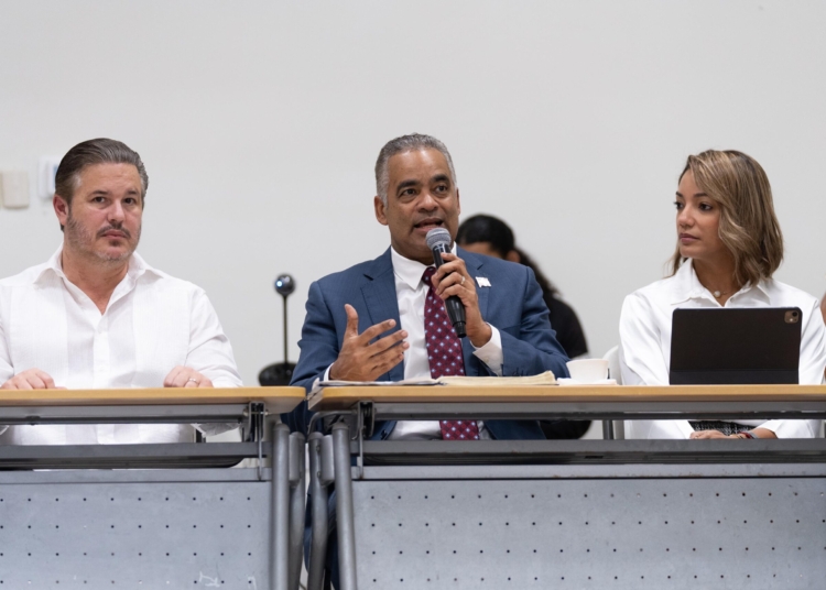 El ministro Santos junto y la viceministra de Innovacion y Transicion Energetica Betty Soto  de Energia y el director de Burocracia Cero Peter Prazmowsky al sostener esa primera reunion tecnica scaled