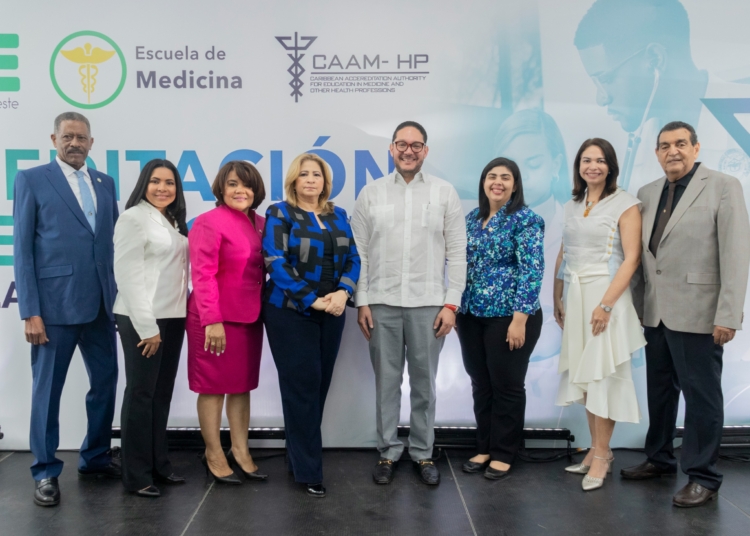 El rector acompanado de los vicerrectores decana de la Facultad Ciencias de la Salud y directora Escuela de Medicina