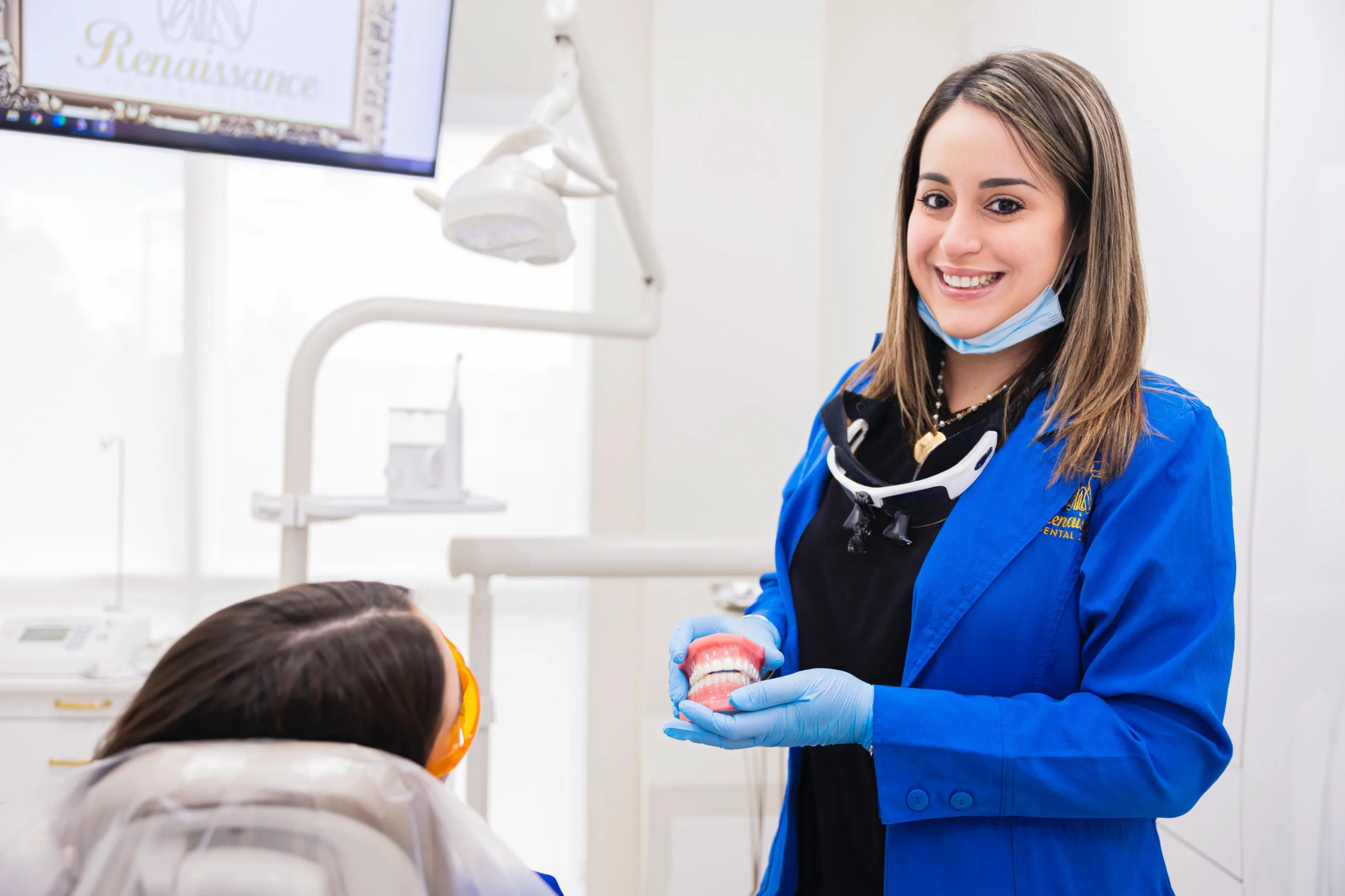 Elena solis reconstruyendo sonrisas y transformando vidas en renaissance dental center scaled