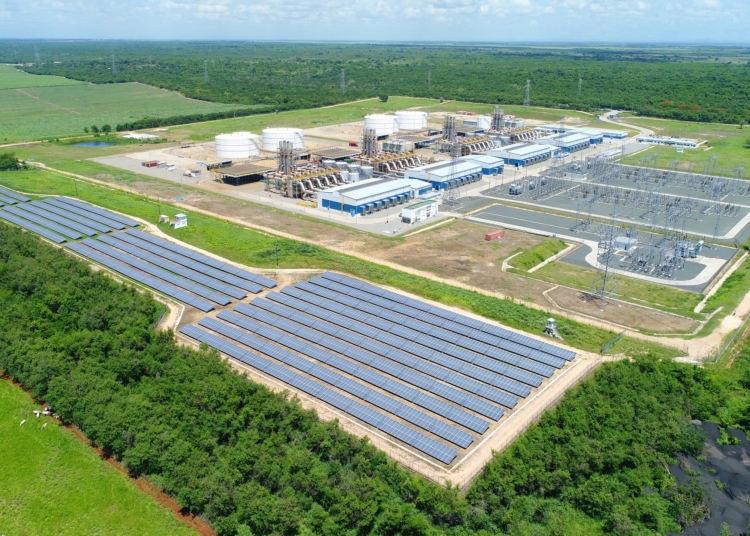 En primer plano el Parque Solar Quisqueya y de fondo la Central Electrica Quisqueya2