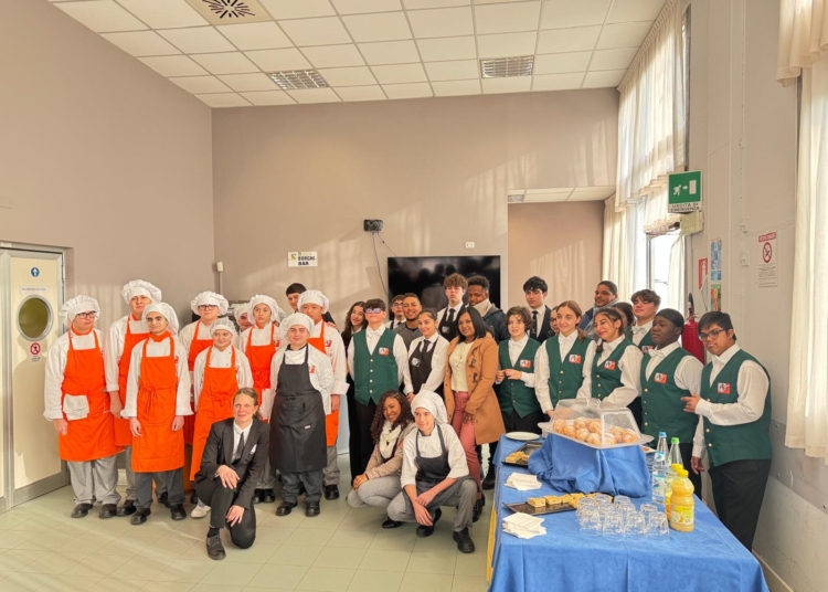 Estudiantes y profesores del Loyola junto a anfitriones en su primer dia en el Instituto Spallanzani Italia. 1