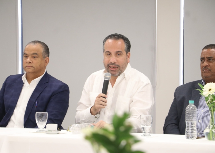 Foto 1. El Director del Instituto Nacional de Educacion Fisica Alberto Rodriguez mientras ofrece declaraciones sobre el programa