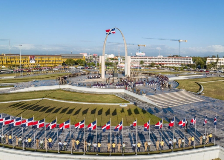 Fuerzas Armadas rinden homenaje a la bandera y proceres de la independencia dominicana 1 1024x767 1