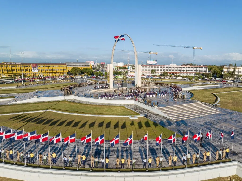 Fuerzas Armadas rinden homenaje a la bandera y proceres de la independencia dominicana 1 1024x767 1