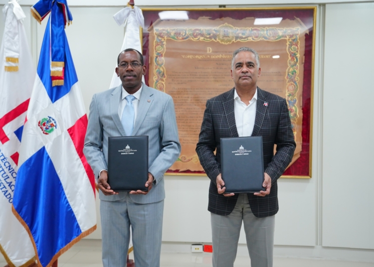 Joel Santos y el director de la Utect Duarte Mendez