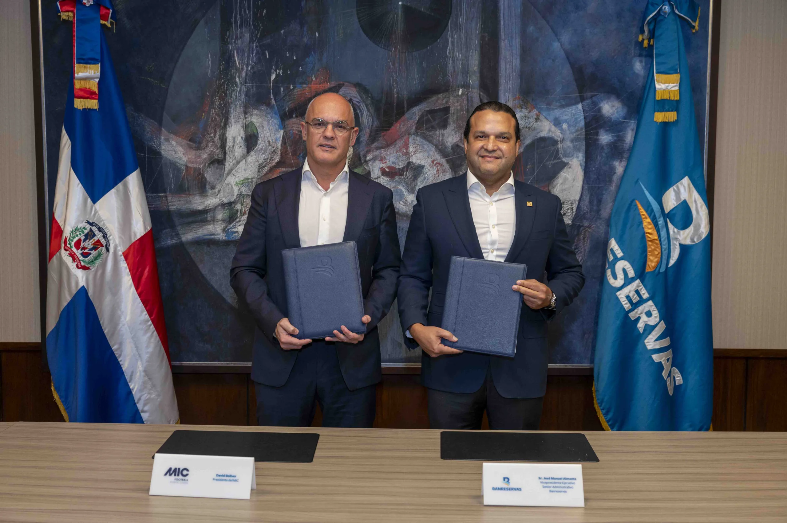 El presidente del MIC Sport, David Bellver, y el vicepresidente ejecutivo senior administrativo de Banreservas, José Manuel Almonte, firman el acuerdo depatrocinio para el MIC Football Punta Cana 2025.