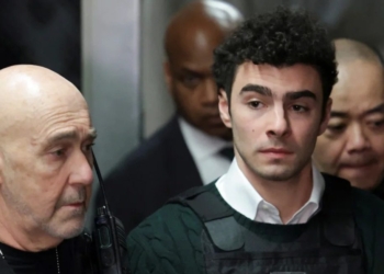 Mangione en su llegada al tribunal de Nueva York 1140x653 1