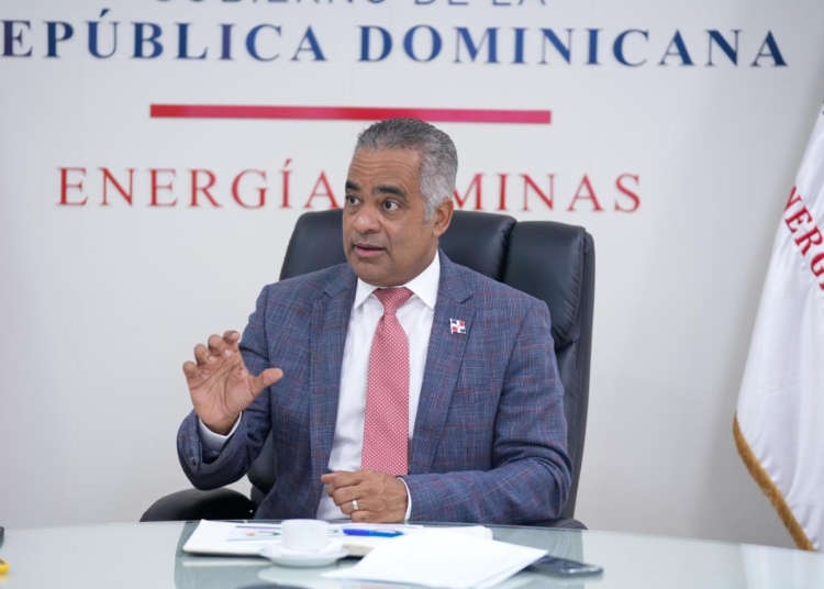 Ministro de Energia y Minas Joel Santos informa sobre presentacion de proyecto para modernizar Ley minera