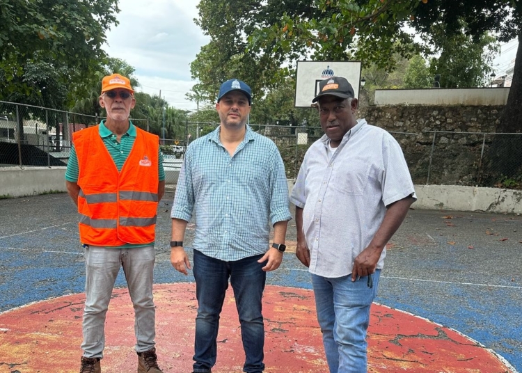 PIE DE FOTO 1 INGENIERO CLAUDIO DEL INEFI JUNTO A