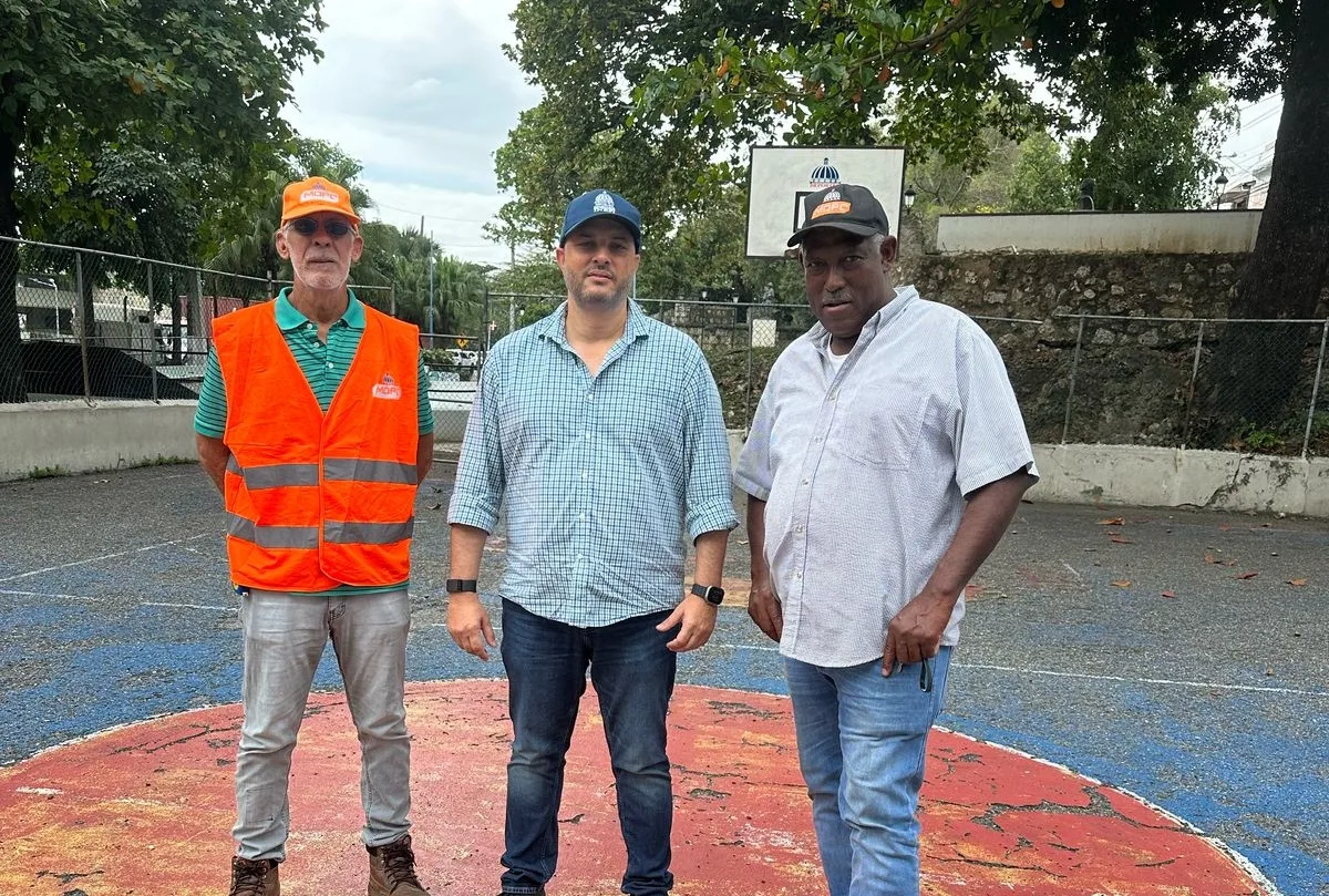 PIE DE FOTO 1 INGENIERO CLAUDIO DEL INEFI JUNTO A