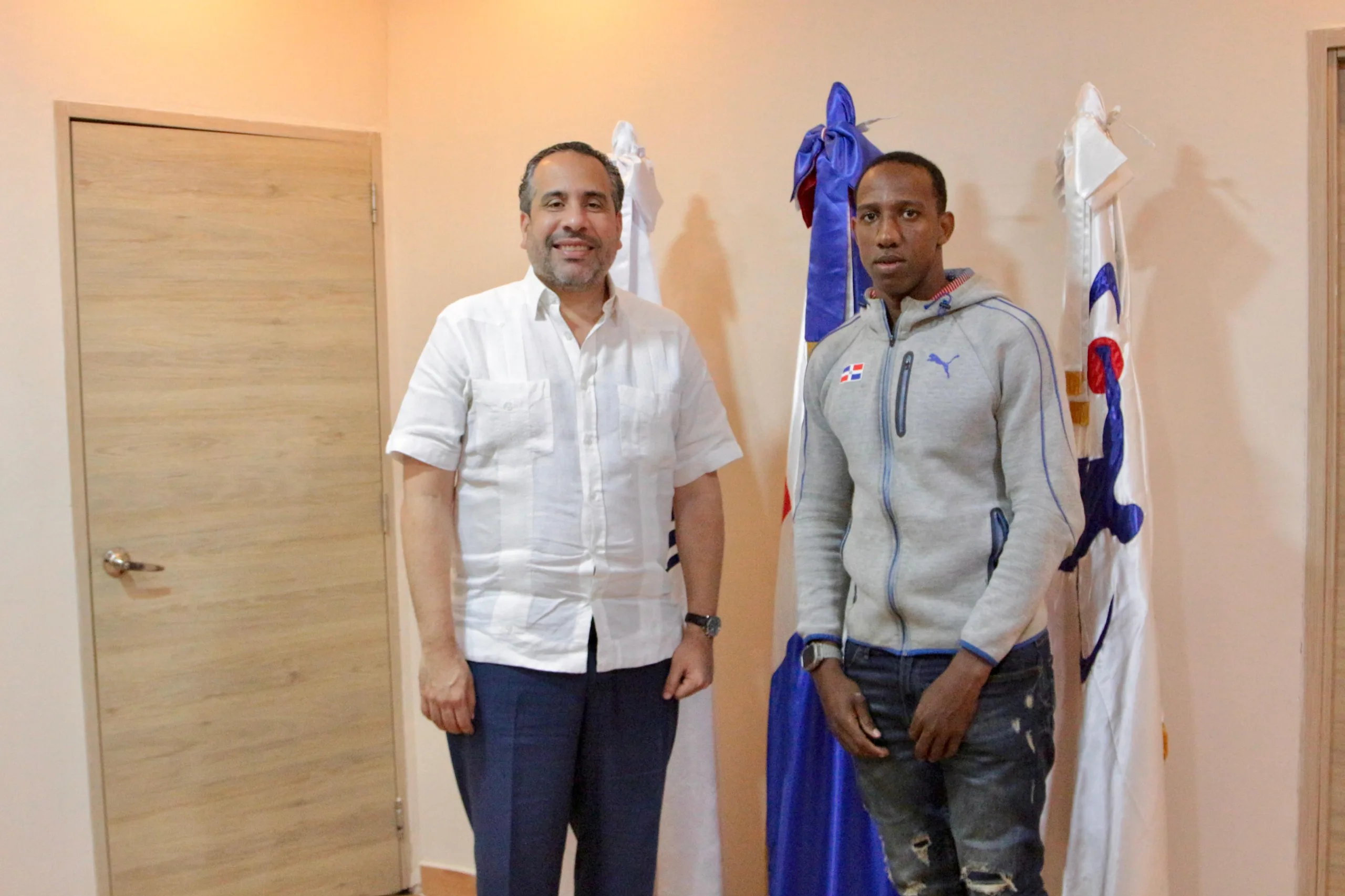 PIE DE FOTO 2 ALBERTO RODRIGUEZ MELLA JUNTO A JOSE MIGUEL PAULINO DURANTE UN ENCUENTRO EN LA SEDE DEL INEFI scaled