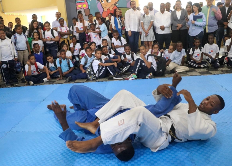 PIE DE FOTO 3 ALBERTO RODRIGUEZ JUNTO A LOS ALUMNOS DE LA ESCUELA PRIMARIA REPUBLICA DE PANAMA OBSERVA LA EXHIBICION DE JUDO