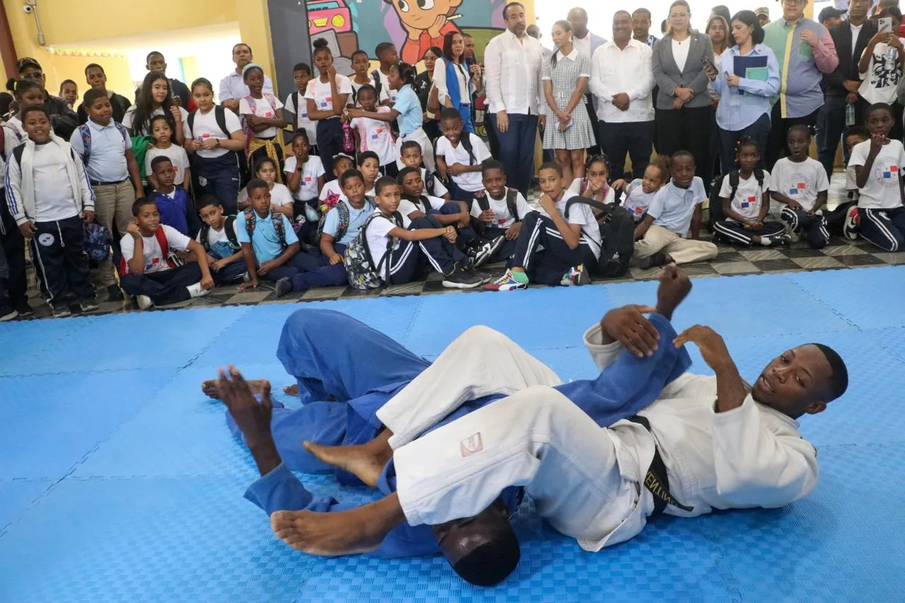 PIE DE FOTO 3 ALBERTO RODRIGUEZ JUNTO A LOS ALUMNOS DE LA ESCUELA PRIMARIA REPUBLICA DE PANAMA OBSERVA LA EXHIBICION DE JUDO