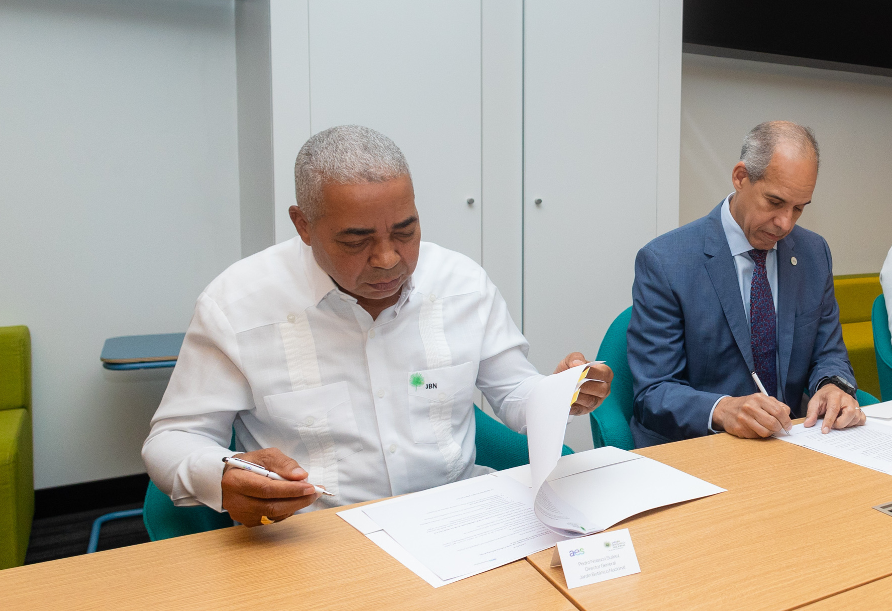 Jardín Botánico Nacional y AES Dominicana firman acuerdo para salvar orquídea en peligro de extinción 1