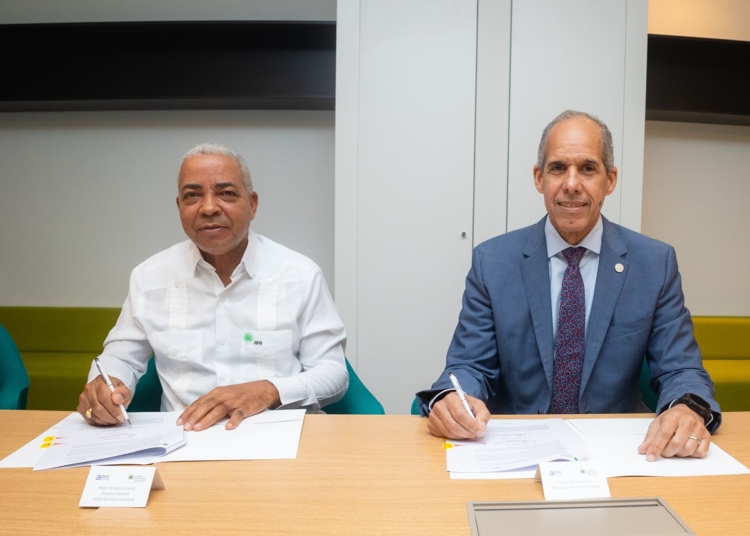 Pedro Suarez director general del JBN y Edwin De los Santos presidente de AES Dominicana