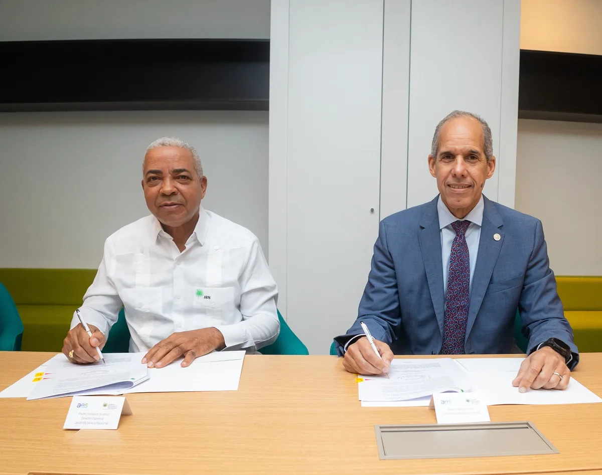 Pedro Suarez director general del JBN y Edwin De los Santos presidente de AES Dominicana