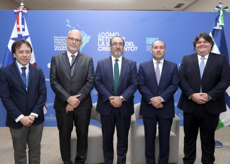 Representantes del CAF y Tetra Pak durante encuentro para la firma del acuerdo