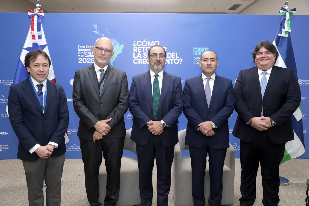 Representantes del CAF y Tetra Pak durante encuentro para la firma del acuerdo