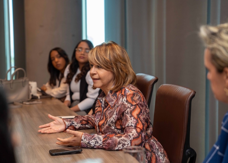 Rosanna Ruiz presidenta de la ABA encabeza encuentro con gestores de RRHH