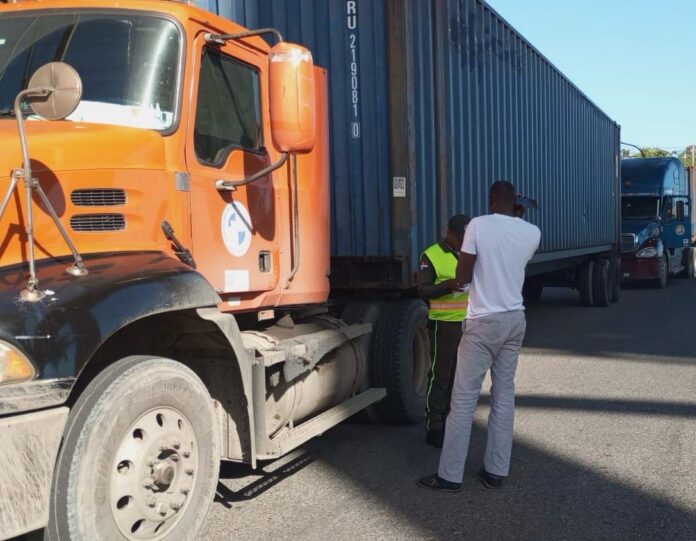 DIGESETT advierte a conductores de vehículos pesados acatar las restricciones de circulación en el malecón de SD