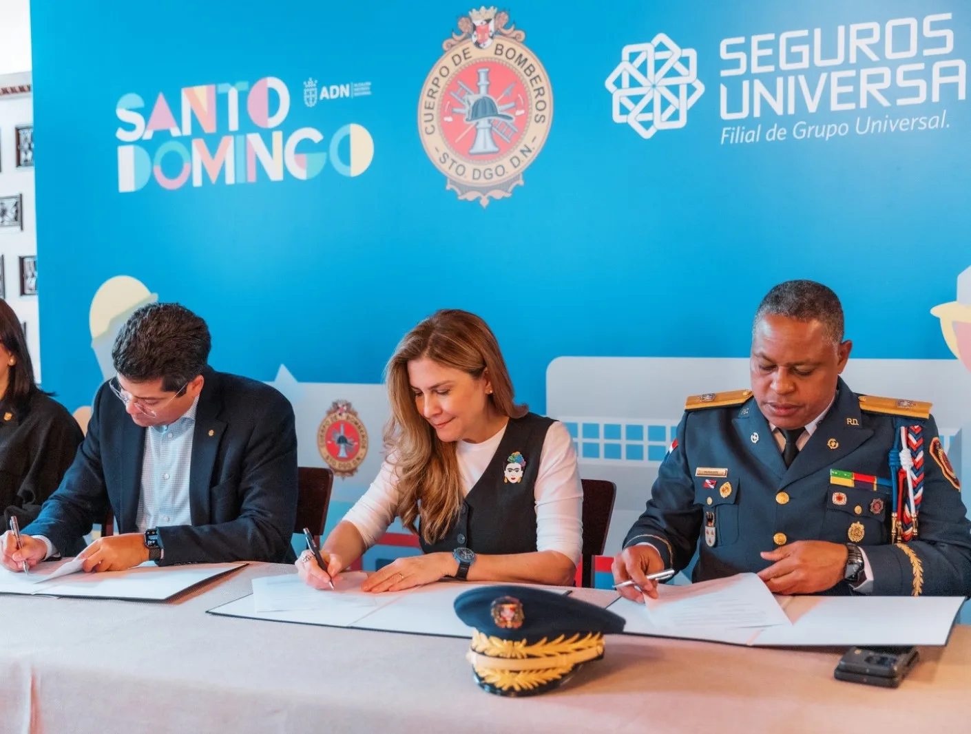 Firman acuerdo de cooperación para la construcción de una nueva estación de bomberos