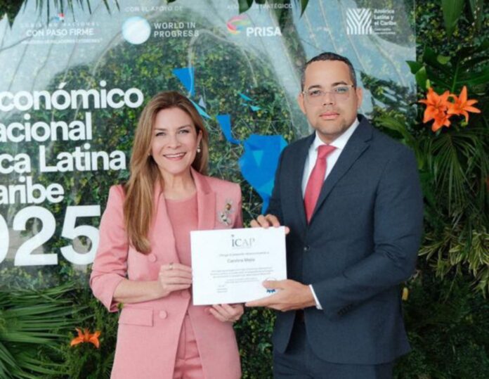 Instituto ICAP reconoce a Carolina Mejía en Foro Económico en Panamá