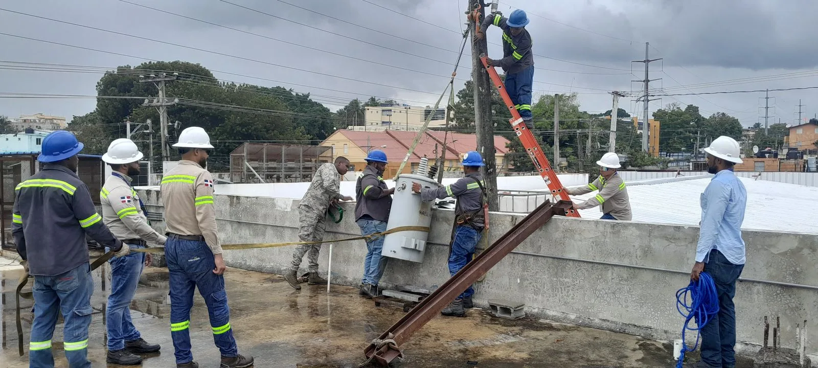 EDEESTE y PGASE desmantelan conexiónes eléctrica ilegal en SDN