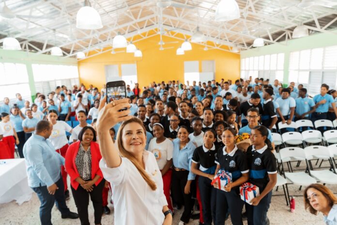 Carolina Mejía impulsa la conciencia ciudadana y el reciclaje entre jóvenes en liceo de Los Ríos